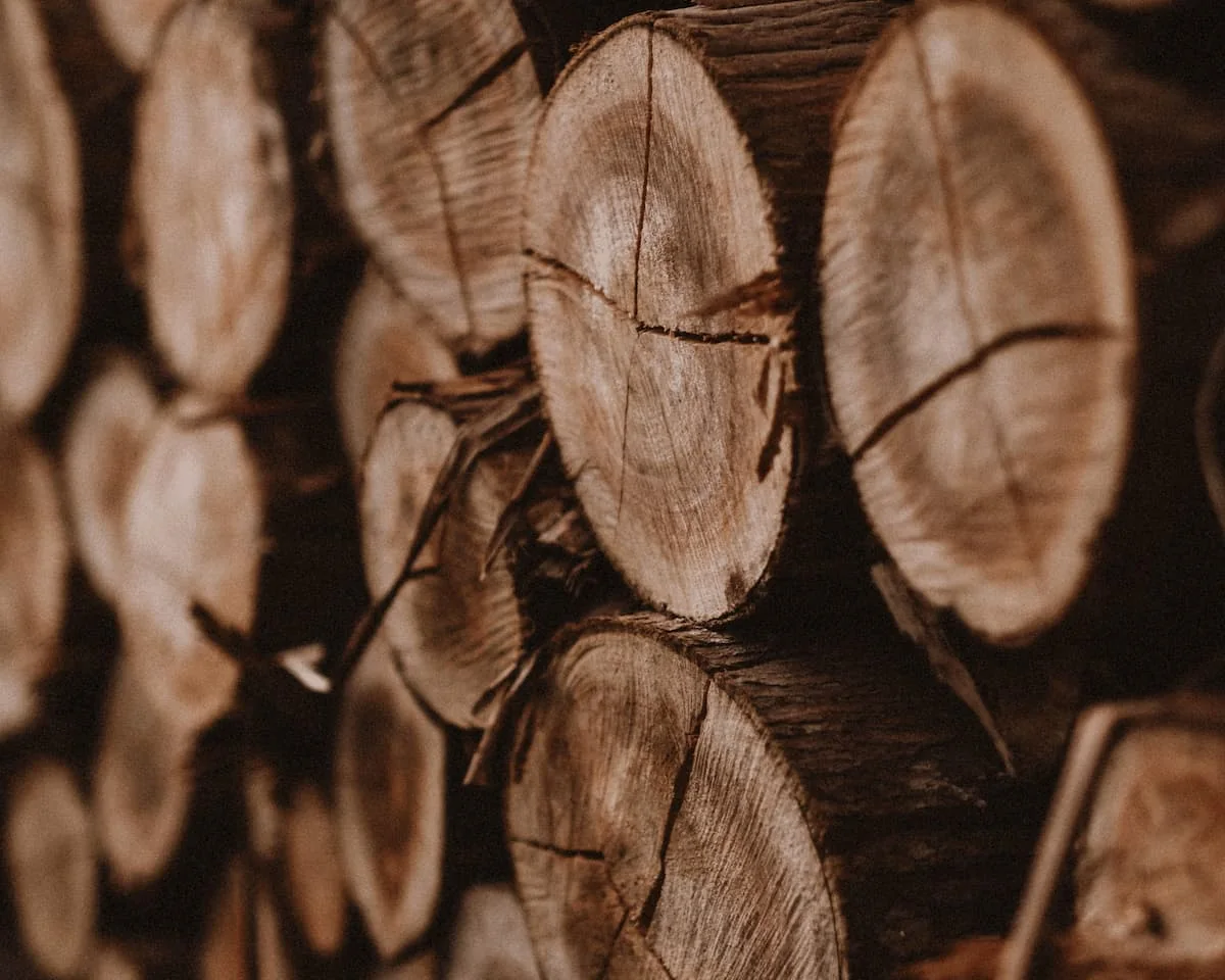 Stère de bois de chauffage empilé et mesuré